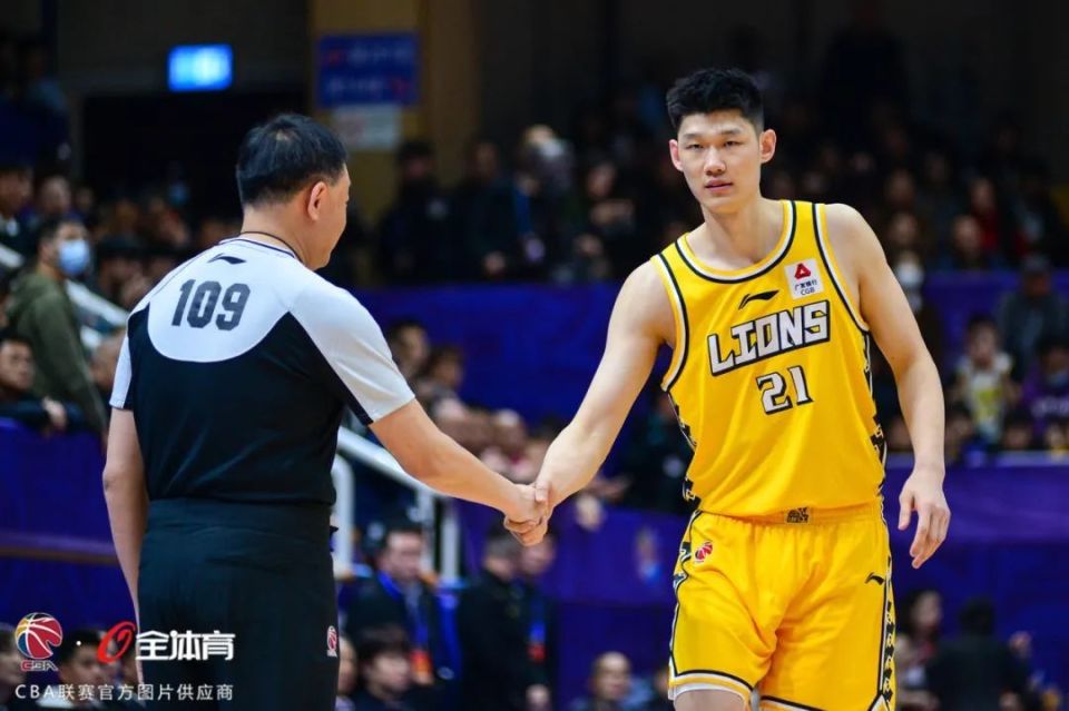 CBA常规赛今晚走向成谜，费耶诺德防线松动，话题不断，团队化学反应显著的简单介绍